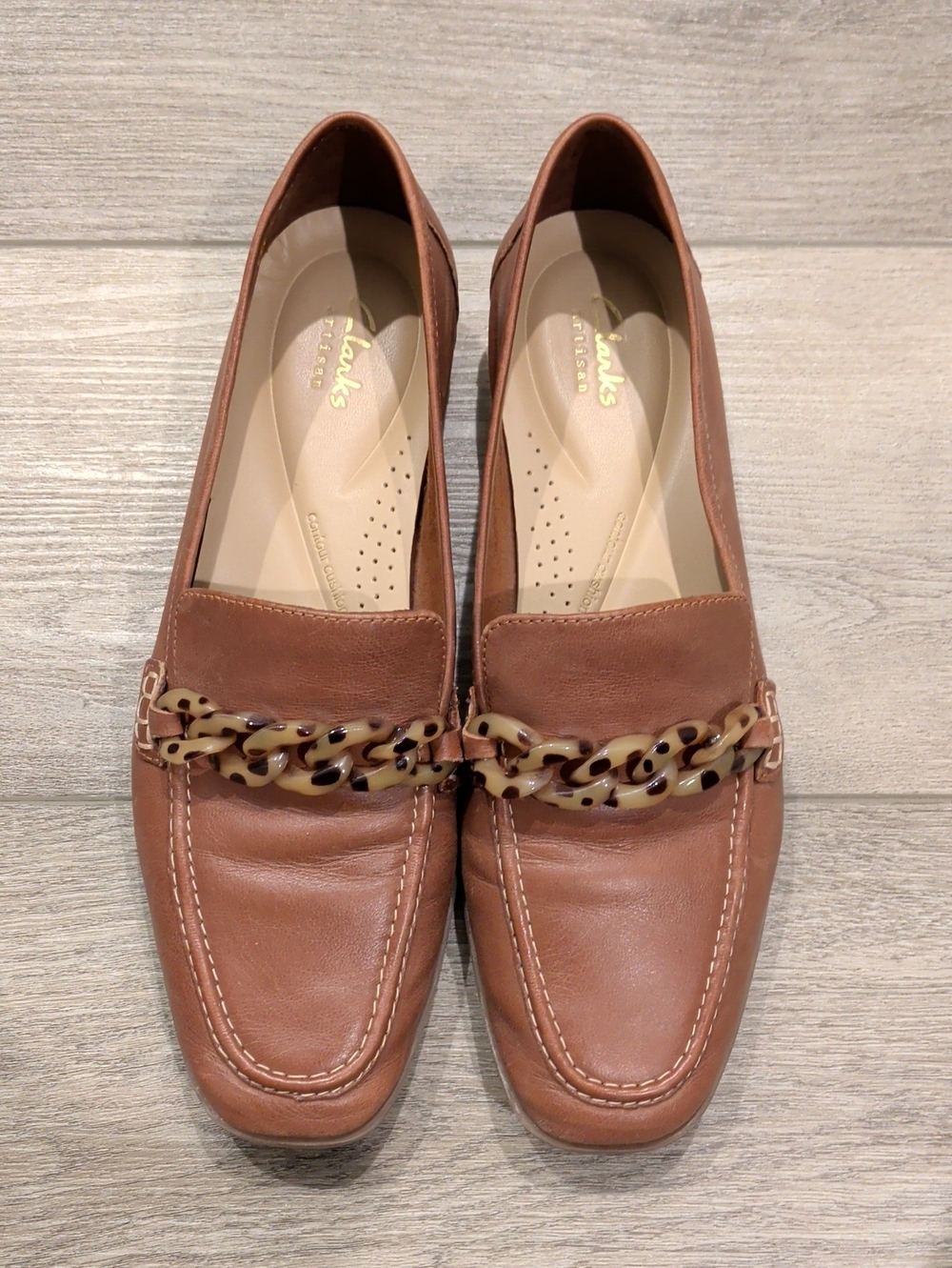 Clarks Women’s Tan Leather Loafers with Tortoise Shell Chain Size 9